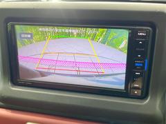 【バックカメラ】駐車時に後方がリアルタイム映像で確認できます。大型商業施設や立体駐車場での駐車時や、夜間のバック時に大活躍！運転スキルに関わらず、今や必須となった装備のひとつです！ 4