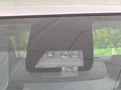 【プリクラッシュセーフティ】前方の車両等を検知し、衝突しそうな時は警報で注意を促し、ブレーキを踏む力をサポート。ブレーキを踏めなかった場合は衝突被害軽減ブレーキが作動、衝突回避をサポートします。 5