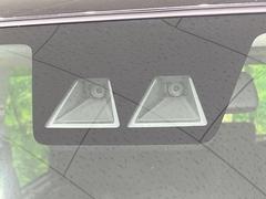 【プリクラッシュセーフティ】前方の車両等を検知し、衝突しそうな時は警報で注意を促し、ブレーキを踏む力をサポート。ブレーキを踏めなかった場合は衝突被害軽減ブレーキが作動、衝突回避をサポートします。 5