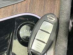 【インテリジェントキー】カバンやポケットに入れたままでもドアの施錠・解錠が可能なスマートキーを装備。エンジンのオン・オフ時もカギを取り出す必要が無いからとっても便利です♪ 7