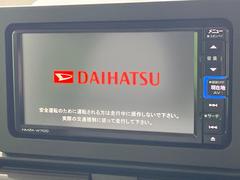 【純正ナビ】人気の純正ナビを装備しております。ナビの使いやすさはもちろん、オーディオ機能も充実！キャンプや旅行はもちろん、通勤や買い物など普段のドライブも楽しくなるはず♪ 3