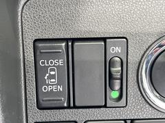 【パワースライドドア】スマートキーや運転席のスイッチでスライドドアの開閉が可能♪電動だから力を入れてドアを開ける必要が無く、小さいお子様でも、重い荷物を持っている時もラクに開け閉めできます♪ 5
