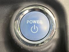 【スマートキー】カバンやポケットに入れたままでもドアの施錠・解錠が可能なスマートキーを装備。エンジンのオン・オフ時もカギを取り出す必要が無いからとっても便利です♪ 5