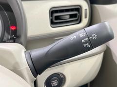 【オートライト】周りの明るさに応じて自動でヘッドライトの点灯・消灯ができる機能です！ライトの付け忘れ・消し忘れなどが無くなり、雨の日や夕方の走行も安心！トンネル通過時も便利ですね♪ 7