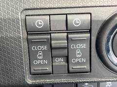 【両側パワースライドドア】スマートキーや運転席のスイッチで後席両側スライドドアの開閉が可能♪電動だから力を入れてドアを開ける必要が無く、小さなお子様でも簡単に開け閉めでき快適です♪ 5