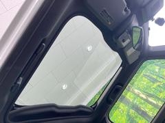 【ガラスルーフ】ガラスルーフ搭載で車内の解放感が一気にアップ！開放的なドライブをお楽しみいただけます。 3