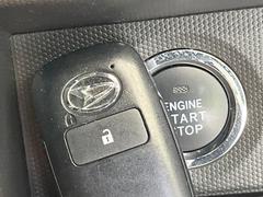 【キーフリーシステム】カバンやポケットに入れたままでもドアの施錠・解錠が可能なスマートキーを装備。エンジンのオン・オフ時もカギを取り出す必要が無いからとっても便利です♪ 7
