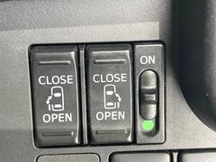 【両側パワースライドドア】スマートキーや運転席のスイッチで後席両側スライドドアの開閉が可能♪電動だから力を入れてドアを開ける必要が無く、小さなお子様でも簡単に開け閉めでき快適です♪ 6