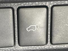 【パワーバックドア】スマートキーや運転席のボタンを押すだけでリアゲートが自動で開閉します！荷物を持っている時や、高い位置にあるバックドアを閉める際に便利な機能です♪ 7