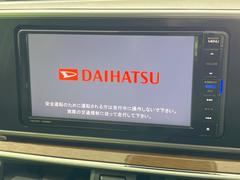 【純正ナビ】人気の純正ナビを装備。オーディオ機能も充実しており、Ｂｌｕｅｔｏｏｔｈ接続すればお持ちのスマホやＭＰ３プレイヤーの音楽を再生可能！毎日の運転がさらに楽しくなります！！ 4
