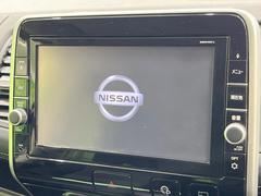 【純正ナビ】人気の純正ナビを装備しております。ナビの使いやすさはもちろん、オーディオ機能も充実！キャンプや旅行はもちろん、通勤や買い物など普段のドライブも楽しくなるはず♪ 3