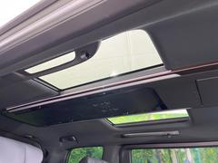 【左右独立ムーンルーフ】２列目左右席にそれぞれ配置されたガラスルーフ！日差しに合わせて片側だけシェードを閉めることも可能です！ 3