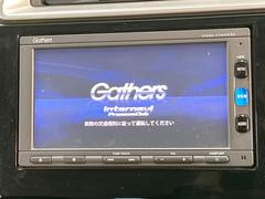 【純正ナビ】人気の純正ナビを装備しております。ナビの使いやすさはもちろん、オーディオ機能も充実！キャンプや旅行はもちろん、通勤や買い物など普段のドライブも楽しくなるはず♪ 3