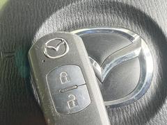 【アドバンストキー】カバンやポケットに入れたままでもドアの施錠・解錠が可能なスマートキーを装備。エンジンのオン・オフ時もカギを取り出す必要が無いからとっても便利です♪ 6