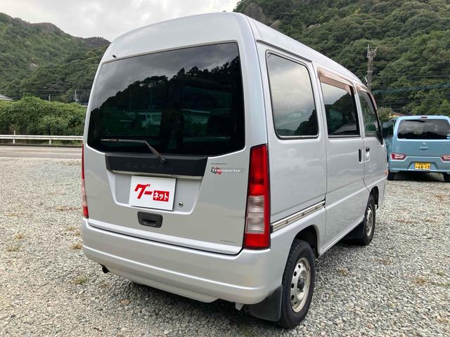 サンバーバン トランスポーター　軽バン　ＭＴ　両側スライドドア　キーレスエントリー　エアコン　パワーウィンドウ　運転席エアバッグ　ＣＤ（6枚目）