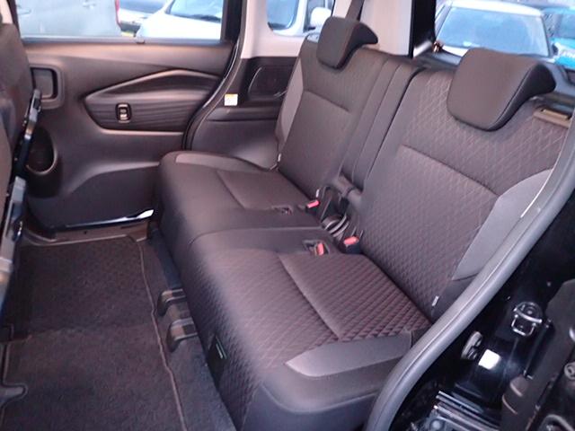 リヤシートも全車消毒済み。天井も高く快適空間で足元も広々。左右のシートが別々に動くのでアレンジ色々♪