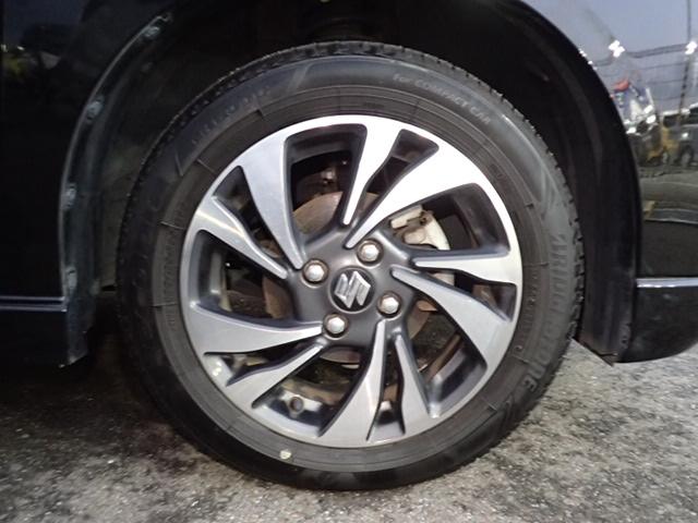 切削加工とブラック塗装を施したスタイリッシュな純正アルミホイールを装着！存在感があります。