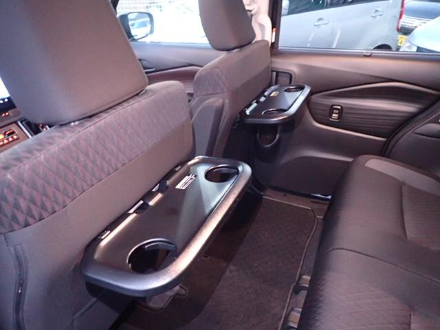 リヤシートも全車消毒済み。前に便利な【パーソナルテーブル】も装備。