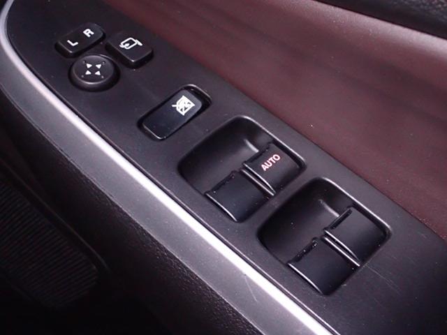 運転席アームレストに、【リモコンドアミラー】【パワーウィンドウ】スイッチあり。手元で操作ラクラク。