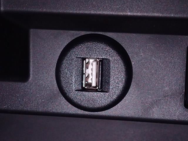 スマートフォンや携帯電話と直接ケーブルで接続して充電もできる【ＵＳＢソケット】をインパネに配置。