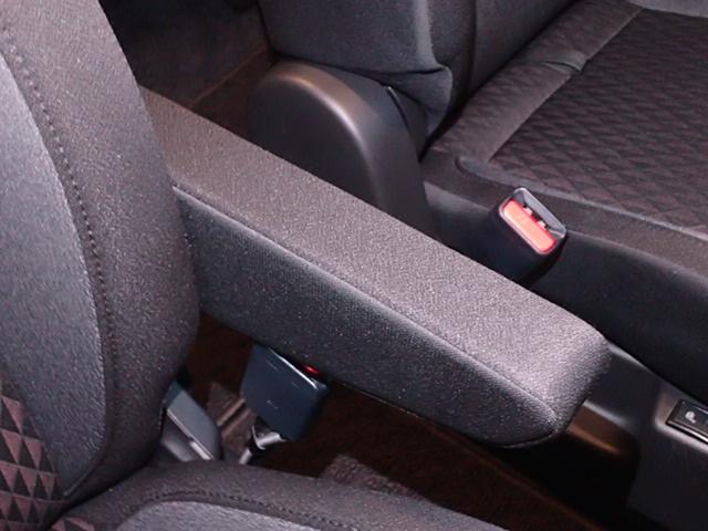 運転席に【フロントアームレスト】があります。