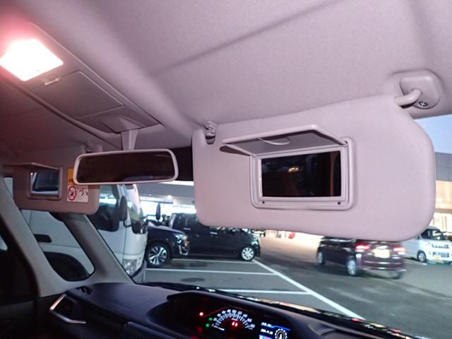 サンバイザー裏にちょっとしたメイク直しなど身だしなみチェックに便利な【バニティミラー】がついてます！