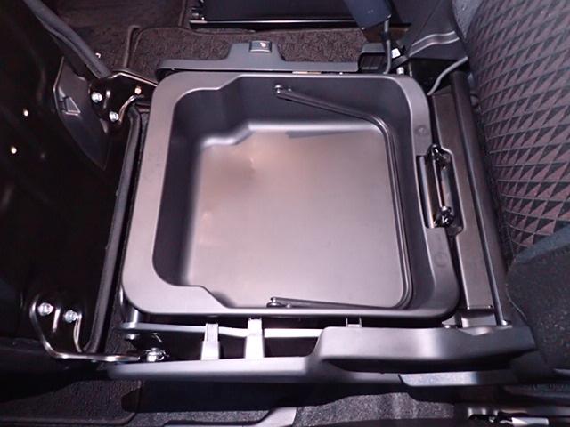 助手席下は取り外し可能な【シートアンダーボックス】付★メンテナンス用品やアウトドアギアなどの収納に♪