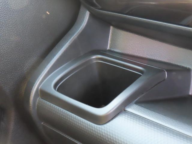 ����Ȃ̑O�ɂ͌g�ѓd�b�Ȃǂ̏��������[�ł���y�C���p�l�h�����N�z���_�[�z������܂�