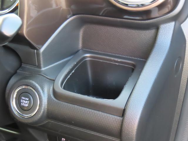 �^�]�Ȃ̑O�ɂ͌g�ѓd�b�Ȃǂ̏��������[�ł���y�C���p�l�h�����N�z���_�[�z������܂�