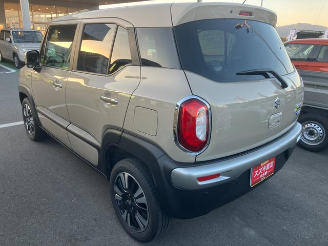 左斜め後ろからの特徴的なフォルム。狭い路地裏でも運転しやすそうな小回りが利くコンパクトボディ♪