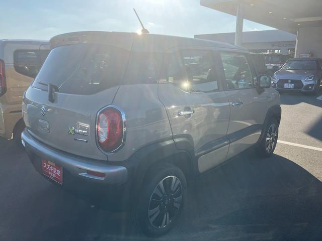 右斜め後ろからの特徴的なフォルム。スポーティな【ルーフエンドスポイラー】が後ろ姿を引き締めます！