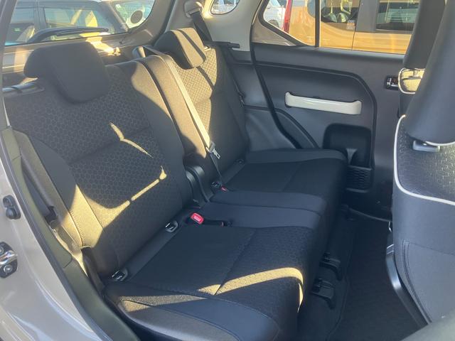 リヤシートも全車消毒済み。足元も広々。ドアには小物を収納できる便利な【リヤポケット】付。