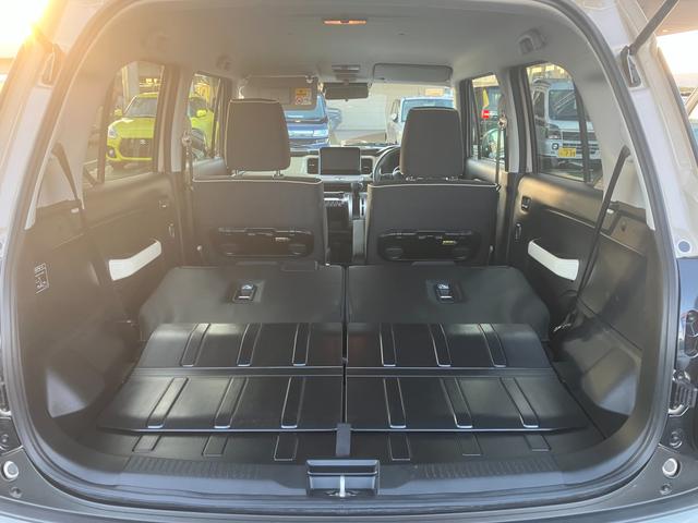 リヤシートも全車消毒済み。シートの後ろにちょっとした道具も収納！汚れなど拭き取りやすい素材で快適アウトドアをサポート！
