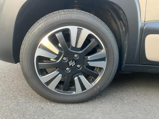 切削加工とブラック塗装を施したスタイリッシュな純正アルミホイールを装着！存在感があります。