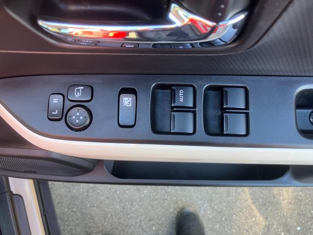 運転席アームレストに、【リモコンドアミラー】【パワーウィンドウ】スイッチあり。手元で操作ラクラク。