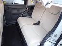 リヤシートも全車消毒済み。足元も軽とは思えない広さがあります。ドアには小物を収納できる便利な【リヤポケット】付。