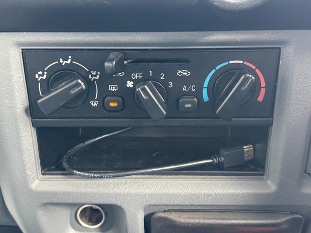 クリッパーバン DX ユーザー買取車 4WD AT グリルガード リフトアップ 車検令和9年11月 社外ナビ TV Bluetooth ホワイトパールオールペン(17枚目)