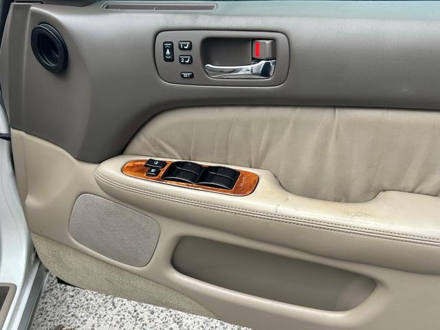 セルシオ Ｂ仕様　ｅＲバージョン　車高調・サンルーフ・革シート・マルチ・シートヒーター・パワーシート・オートライト・ウッドコンビハンドル（19枚目）