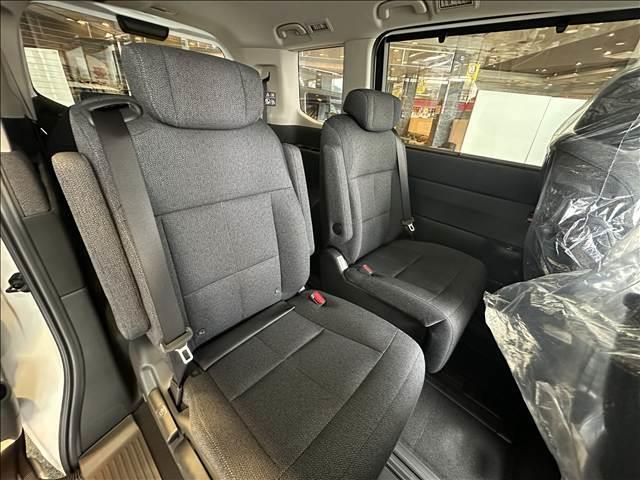 ステップワゴン ｅ：ＨＥＶエアー　ＥＸ　７人乗り　熊本県登録限定　届出済未使用車　衝突軽減ブレーキ　熊本県最大級台数　最短３日で乗り出し　オールメーカー・オール車種取り扱い　全車種保証付き　認証工場　平日事前お申し込みでクーポンあり（17枚目）