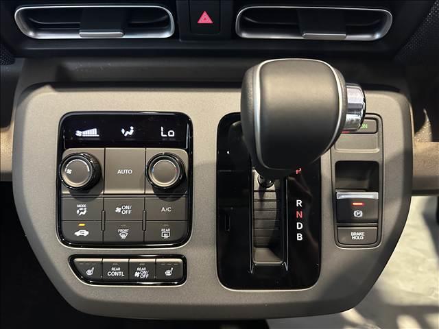 フリード e:HEVエアー EX 登録済未使用車 バックカメラ ブレーキサポート レーンサポート ソナー クルーズコントロール シートヒーター 両側電動スライドドア スマートキー アイドリングストップ オートエアコン 電動格納ミラー(13枚目)