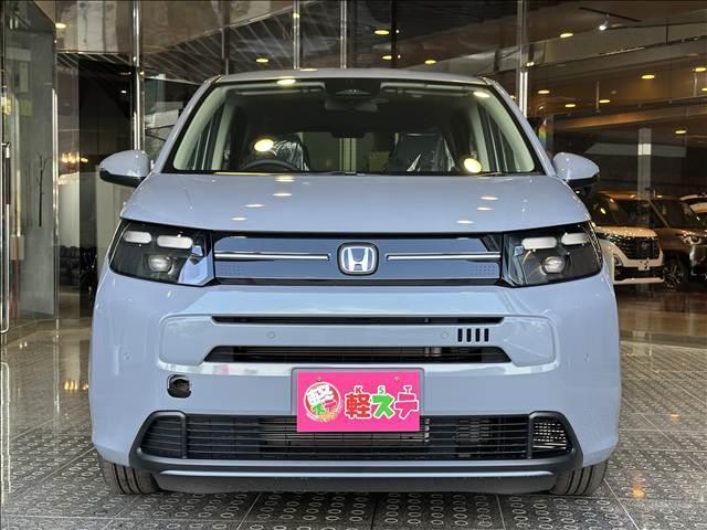 フリード ｅ：ＨＥＶエアー　ＥＸ　登録済未使用車　バックカメラ　ブレーキサポート　レーンサポート　ソナー　クルーズコントロール　シートヒーター　両側電動スライドドア　スマートキー　アイドリングストップ　オートエアコン　電動格納ミラー（3枚目）