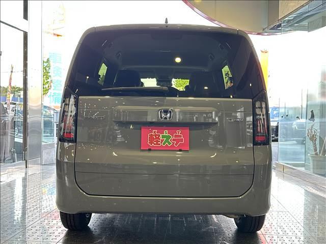 フリード ｅ：ＨＥＶエアー　ＥＸ　登録済未使用車　バックカメラ　ブレーキサポート　レーンサポート　ソナー　クルーズコントロール　シートヒーター　両側電動スライドドア　スマートキー　アイドリングストップ　オートエアコン　電動格納ミラー（5枚目）