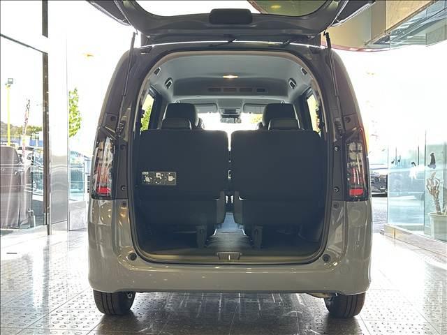 フリード ｅ：ＨＥＶエアー　ＥＸ　登録済未使用車　バックカメラ　ブレーキサポート　レーンサポート　ソナー　クルーズコントロール　シートヒーター　両側電動スライドドア　スマートキー　アイドリングストップ　オートエアコン　電動格納ミラー（6枚目）