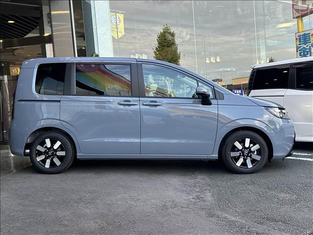 フリード ｅ：ＨＥＶエアー　ＥＸ　登録済未使用車　バックカメラ　ブレーキサポート　レーンサポート　ソナー　クルーズコントロール　シートヒーター　両側電動スライドドア　スマートキー　アイドリングストップ　オートエアコン　電動格納ミラー（7枚目）