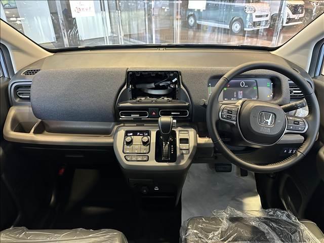 フリード ｅ：ＨＥＶエアー　ＥＸ　登録済未使用車　バックカメラ　ブレーキサポート　レーンサポート　ソナー　クルーズコントロール　シートヒーター　両側電動スライドドア　スマートキー　アイドリングストップ　オートエアコン　電動格納ミラー（9枚目）