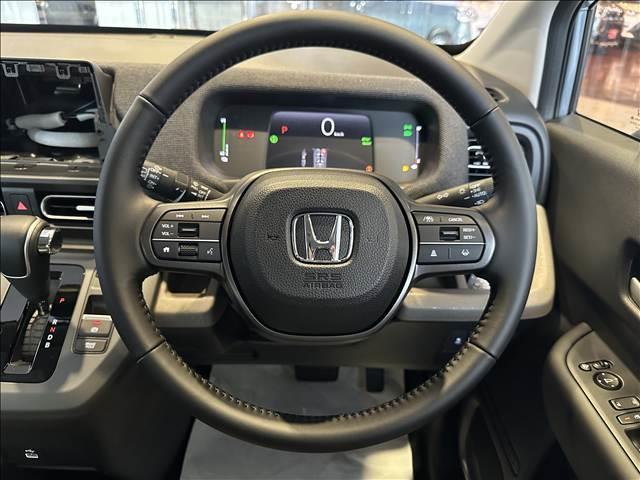 フリード ｅ：ＨＥＶエアー　ＥＸ　登録済未使用車　バックカメラ　ブレーキサポート　レーンサポート　ソナー　クルーズコントロール　シートヒーター　両側電動スライドドア　スマートキー　アイドリングストップ　オートエアコン　電動格納ミラー（10枚目）