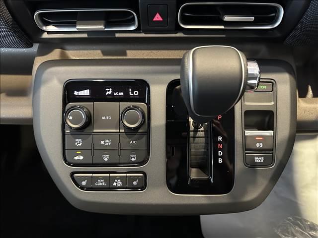 フリード ｅ：ＨＥＶエアー　ＥＸ　登録済未使用車　バックカメラ　ブレーキサポート　レーンサポート　ソナー　クルーズコントロール　シートヒーター　両側電動スライドドア　スマートキー　アイドリングストップ　オートエアコン　電動格納ミラー（12枚目）