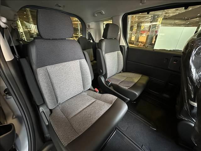 フリード ｅ：ＨＥＶエアー　ＥＸ　登録済未使用車　バックカメラ　ブレーキサポート　レーンサポート　ソナー　クルーズコントロール　シートヒーター　両側電動スライドドア　スマートキー　アイドリングストップ　オートエアコン　電動格納ミラー（17枚目）