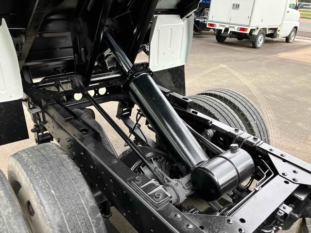 エルフトラック 　２．０ｔダンプ　ディーゼル車　トラック　５速マニュアル車　後輪ダブル　エアコン　パワーウィンドウ　パワステ　運転席エアバッグ（17枚目）