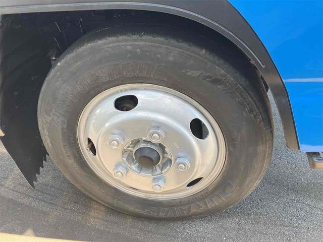 エルフトラック 　２．０ｔ低床ダンプ　ディーゼル車　トラック　５速マニュアル車　後輪ダブル　ＥＴＣ　エアコン　パワーステアリング　パワーウィンドウ　運転席エアバッグ（13枚目）